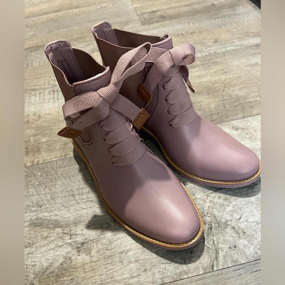 Bernardo Lacey Rain Boots - Rose Pink